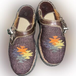 Women’s Maroon Wool Saddle Blanket and Leather Shoes with Multicolor design
